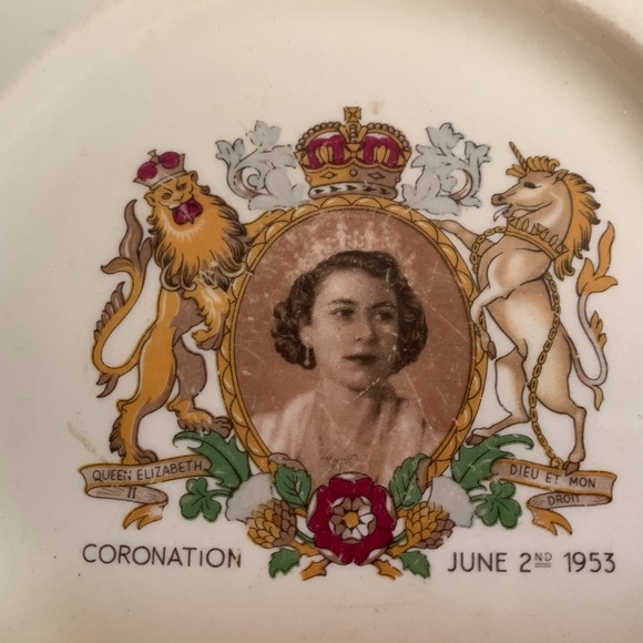 Clarice Cliff Queen Elizabeth Coronation Plate - Picture 2 of 3